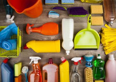 家居清潔用品 木桌上的整潔美學